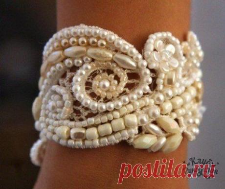 ОЧЕНЬ КРАСИВЫЙ БРАСЛЕТ ИХ КРУЖЕВА И БУСИН