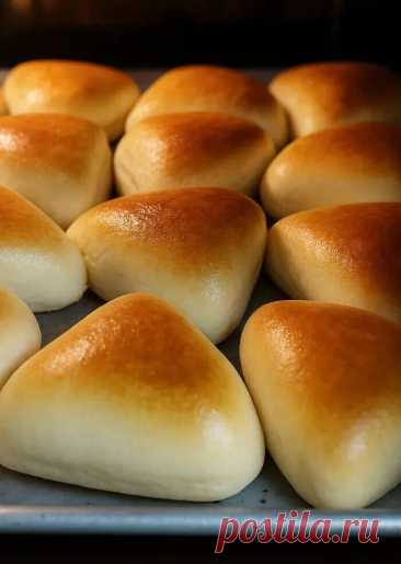 Пирожки как ПУХ (готовлю каждую неделю). На второй день еще вкуснее!
Сегодня приготовим пирожки с начинкой из молодой капусты. Тесто получается воздушное и лёгкое, а сочная начинка прекрасно его дополняет. Эти пирожки даже вкуснее на второй день. 
Тесто: 
- дрожжи сухие – 8 г.,
- сахар – 2 ч.л.,
- соль – 1 ч.л.,
- желток – 2 шт.,
- молоко – 300 мл.,
- сливочное масло – 50 г.,
- мука – 500 г.
Начинка:
- капуста – 400-500 г.,
- лук – 2 шт.,
- морковь – 1 шт.,
- растительное ...