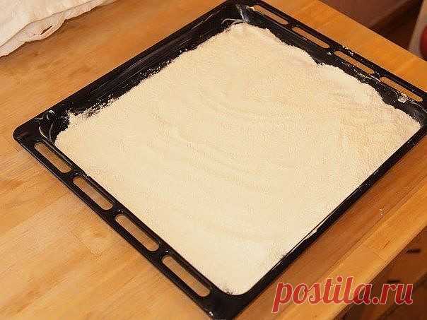 САМЫЙ ПРОСТОЙ В МИРЕ ЯБЛОЧНЫЙ ПИРОГ! ОЧЕНЬ ВКУСНЫЙ, НЕЖНЫЙ и БЫСТРЫЙ (без яиц) Ингредиенты на сковороду среднего размера. Я делала на противне, поэтому брала двойной рецепт. Итак, - сахар 1 ст. - мука 1 ст. - манка 1 ст. - сода 1 ч.л. без горки - ваниль - корица - масло сливочное 60-80 гр. - яблоки 4-5 шт. - сахарная пудра для украшения Масло убираем в морозилку. Духовку включаем на 180 градусов. Делаем смесь из сухих ингредиентов (первые шесть в списке). Яблоки натираем н...