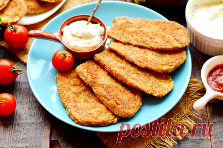 Эти баклажаны сведут с ума: отбивная из баклажанов (по вкусу как куриная) Как только не готовят баклажаны, но этот рецепт определенно заслуживает внимания.         	Вкуснятина из баклажанов, от которой невозможно оторваться &ndash; внутри нежная мякоть, а сверху хрустящая корочка.        	Ингредиенты:        	  		баклажаны &ndash; 2 шт.  	  	  		сухари панировочные &ndash; 100 г  	  	  		яйца &ndash; 2