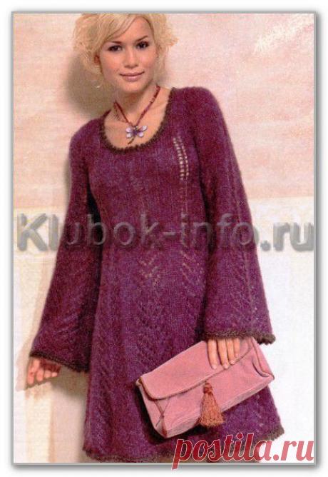 Женское вязание спицами. Однотонное расклешенное платье с ажурными дорожками, из мохеровой пряжи. Размеры: 38/40