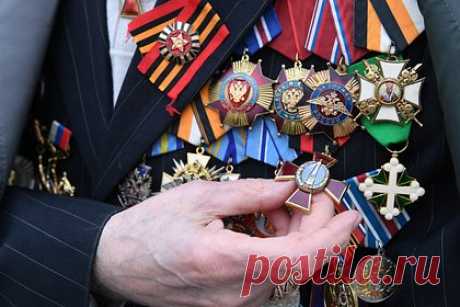 Россиянин распродавал медали деда-фронтовика по 300 рублей. Житель Магнитогорска Челябинской области продавал в интернете медали деда-фронтовика по 300 рублей. Россиянин до этого предлагал покупателям в сети коллекционные монеты, старые купюры и раритетные сигареты. За незаконный сбыт государственных наград делец может быть заключен под стражу на три месяца.