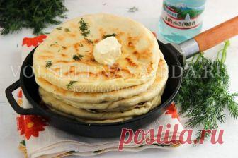 Ленивые хачапури Ленивыми хачапури называются, потому что они выпекаются не в духовке, а на сковороде. Готовятся лепешки с начинкой из сыра и творога, а тесто замешивается на боржоми. Тбилисские хозяйки часто пекут такие лепешки к семейному ужину.