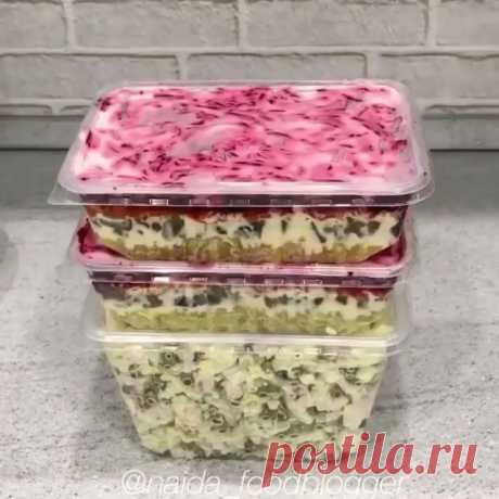 САЛАТ С КОПЧЁНОЙ КУРИЦЕЙ 
А вот и тот самый салат,который я готовила на День Рождения Мужа)
. Подписывайся, чтобы не пропустить новые рецепты на @gotovim__vmeste_ 
Один из его любимых салатов😋
.
Не забудьте сохранить рецепт и СПАСИБО ЗА ВАШИ ЛАЙКИ И ОБРАТНУЮ СВЯЗЬ❤️❤️❤️
.
Для этого салата нам понадобится:
📌1 копчённая куриная грудка
📌250гр пекинской капусты
📌1 средний огурец
📌1 банка консервированного горошка
📌майонез для заправки
.
По желанию можно добавить ещё зеле...