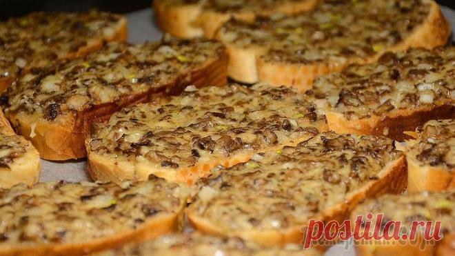 Горячие бутерброды с шампиньонами и сыром (в духовке) Всем привет! Сегодня готовлю горячие бутерброды с шампиньонами и сыром в духовке. Такие бутерброды я готовлю и на праздники, и просто по просьбе членов семьи. У меня все обожают эти вкусные, слегка хр...