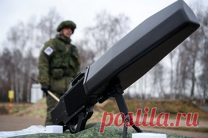В России разработают компактный антидроновый «Гарпун». Компактную версию ручного комплекса для борьбы с беспилотными летательными аппаратами «Гарпун-3» разрабатывают в России. В новой версии антидронового комплекса ограничат частоты, а дальность подавления может составить 600 метров. Система будет весить не более трех килограммов.