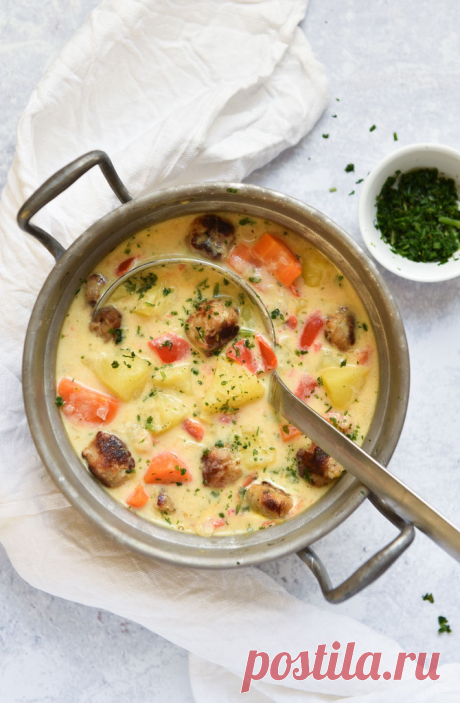 Heute Vormittag bekam ich einen Anruf aus der Schule - Kind krank, bitte abholen. Ich natürlich sofort los - und dann stand er da, mit Schüttelfrost und Kopfschmerzen und musste ganz dringend ins Bett mit Wärmflasche und sich ausruhen. Das arme Hascherl. Ich kann das ja nicht gut mit ansehen, wenn´s meinen Jungs nicht gut geht. Ob ich heute Mittag etwas ganz Leckeres für ihn kochen könnte - und natürlich konnte ich das. Herausgekommen ist eine leckere Suppe mit Kartoffeln,...