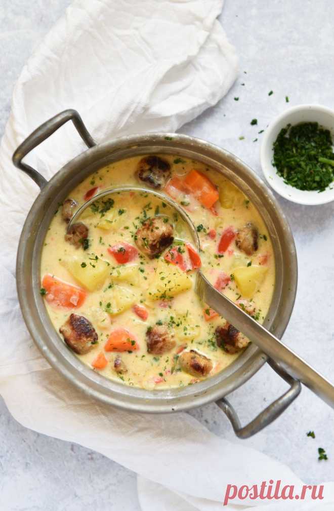 Heute Vormittag bekam ich einen Anruf aus der Schule - Kind krank, bitte abholen. Ich natürlich sofort los - und dann stand er da, mit Schüttelfrost und Kopfschmerzen und musste ganz dringend ins Bett mit Wärmflasche und sich ausruhen. Das arme Hascherl. Ich kann das ja nicht gut mit ansehen, wenn´s meinen Jungs nicht gut geht. Ob ich heute Mittag etwas ganz Leckeres für ihn kochen könnte - und natürlich konnte ich das. Herausgekommen ist eine leckere Suppe mit Kartoffeln,...