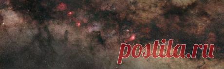 Панорама Млечного Пути вблизи центра Галактики. Яркие, заметные уже в бинокль, туманности цепочкой вытянулись вдоль мощного слоя пыли, перечеркивающего Млечный Путь по экватору. М16, М17 и туманность Лагуна -  вот название этих крупных облаков космического водорода. Фото: Fabian Neyer / Интересный космос