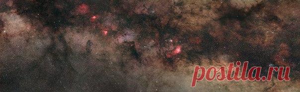Панорама Млечного Пути вблизи центра Галактики. Яркие, заметные уже в бинокль, туманности цепочкой вытянулись вдоль мощного слоя пыли, перечеркивающего Млечный Путь по экватору. М16, М17 и туманность Лагуна -  вот название этих крупных облаков космического водорода. Фото: Fabian Neyer / Интересный космос