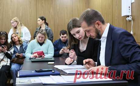 В России учредили день адвокатуры. День российской адвокатуры будет официально отмечаться в России 31 мая, постановление опубликовано на сайте правительства России.