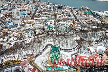 Самолеты продолжили летать над Украиной на фоне закрытия воздушного пространства. Международные рейсы продолжили полеты на Украину и посадки в Киеве и Борисполе, несмотря на новости о закрытии воздушного пространства над страной. Об этом стало известно из показаний сервиса Flightradar24. В настоящий момент на посадку в Борисполе заходят гражданские самолеты из Вены и Дубая.
