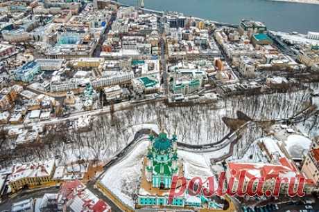 Самолеты продолжили летать над Украиной на фоне закрытия воздушного пространства. Международные рейсы продолжили полеты на Украину и посадки в Киеве и Борисполе, несмотря на новости о закрытии воздушного пространства над страной. Об этом стало известно из показаний сервиса Flightradar24. В настоящий момент на посадку в Борисполе заходят гражданские самолеты из Вены и Дубая.