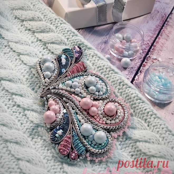 Броши Из Бисера on Instagram: “#Repost @devochki.ocenyat with @get_repost ・・・ Моя любовь к узорам и кружеву не имеет границ 🤗 В юношестве посещала мастер-классы и…”
