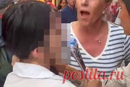 Туристка оттаскала за волосы девочку-карманницу за кражу паспорта и попала на видео