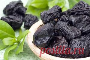 Kaip džiovinti uogas ir vaisius - Skaniausi patiekalų receptai! Kulinarija. Slyvos Džiovinimui labiausiai tinka sveikos, visiškai prisirpusios slyvos. Uogas (be kotelių) panardinkite vienai minutei į verdantį vandenį, po to šaltame atšaldykit. Atvėsusias ir nusausintas slyvas sudėkite vienu sluoksniu ant sieto. Džiovinkite krosnyje ar orkaitėje 40-45°C temperatūroje, o po 3-4 val., kai slyvos padžius, o odelė susiraukšlės, 4-6 val. palaikykite kambario temperatūroje. Po to vėl džiovinkite …