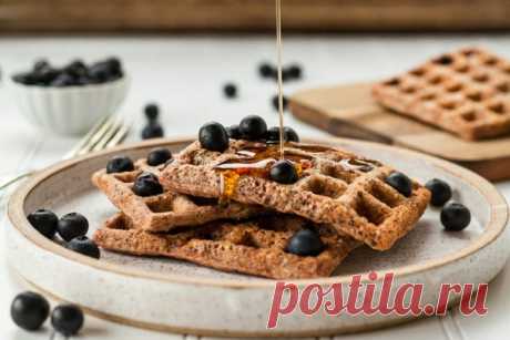 7 рецептов для вафельницы, чтобы приготовить вкусные вафли
Вафли – блюдо универсальное. Их пекут не только сладкими, но и закусочными, овощными и пикантными.
В гаджете для так называемых венских вафель можно приготовить выпечку с разными вкусами. Публикуем рецепты вафель для вафельницы и рассказываем, с чем их подать, чтобы они стали ещё вкуснее.