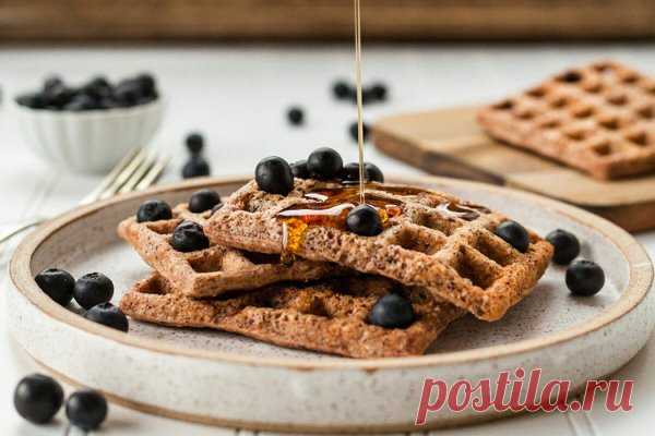 7 рецептов для вафельницы, чтобы приготовить вкусные вафли
Вафли – блюдо универсальное. Их пекут не только сладкими, но и закусочными, овощными и пикантными.
В гаджете для так называемых венских вафель можно приготовить выпечку с разными вкусами. Публикуем рецепты вафель для вафельницы и рассказываем, с чем их подать, чтобы они стали ещё вкуснее.