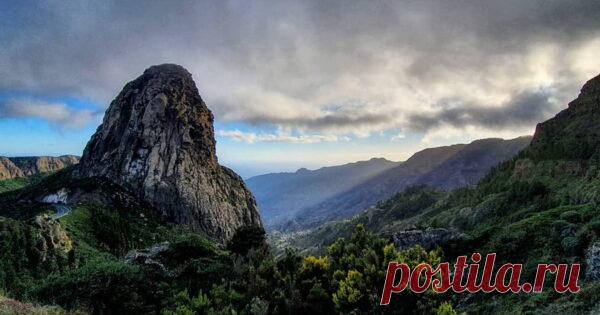 Гомера — остров свистящего языка На одном из Канарских островов Ла Гомера люди разговаривают друг с другом на расстоянии нескольких километров, используя свистящий язык. Silbo Gomero является уникальной свистящей формой кастильского испанского языка. Им пользуются приблизительно 22 000 местных жителей, а чтобы не утратить...