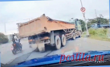 Водитель грузовика в самый последний момент объехал мотоциклистку