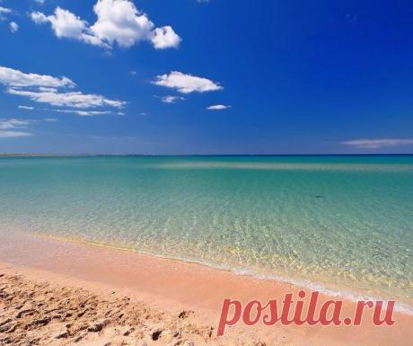 Пляжи Крыма с белым песком: 
– Поселок Мирный
– Коса Беляус 
– Село Оленевка
– Село Поповка 
– Село Межводное
– Село Штормовое