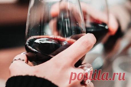 В российских магазинах обнаружили вино поддерживающего ВСУ производителя. В Саратовской области потребовали изъять из продажи грузинское вино, производителя которого уличили в поддержке Вооруженных сил Украины (ВСУ). В рекламе вина принял участие даже министр обороны Украины Алексей Резников, который подписал одну из бутылок в знак признательности за поддержку.