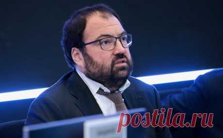 Власти допустили отказ от торгов для доработки информсистем государства. Разработчики, которые создадут свой сервис на «ГосТехе» — платформе для создания государственных цифровых сервисов и информационных систем— или перенесут на нее имеющуюся у них разработку (выполнив все необходимые требования), получат возможность продавать свой продукт государственным и муниципальным заказчикам без проведения торгов.