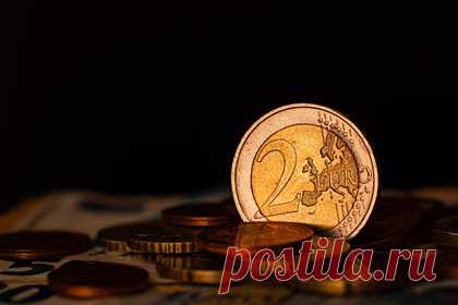 Эстония передала Украине 350 тысяч евро от продажи монет. Банк Эстонии передал Национальному банку Украины 354 117 евро. Данные средства были выручены от продажи памятных монет номиналом 2 евро, посвященных Украине. На денежном знаке изображена девушка, оберегающая птицу в ладони. Дизайн разработала украинка Дарья Титова, обучающаяся в Эстонской академии искусств.
