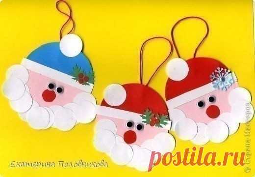 Круглые подвески на елочку Круглые подвески на елочкуВместо белых бумажных кругов можно использовать ватные диски.