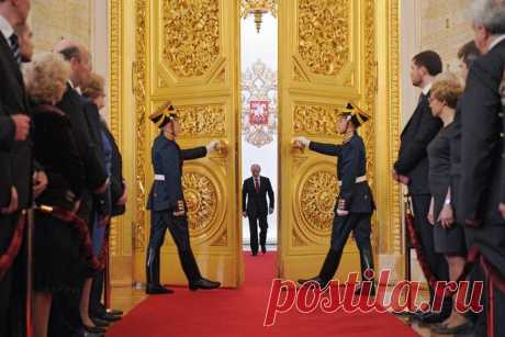 Здороваясь с Владимиром Путиным за руку, трудно понять, крепкое или слабое у него рукопожатие. Вас поглощают его глаза. Он наклоняет голову, смотрит на вас исподлобья, фиксируя взгляд на несколько секунд, словно запоминает все подробности или, возможно, сопоставляет ваше лицо с образом, который запомнил ранее… Это накаленный, пронзительный и неприятный взгляд. (Ангус Роксборо )