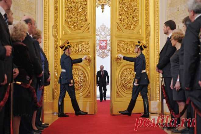 Здороваясь с Владимиром Путиным за руку, трудно понять, крепкое или слабое у него рукопожатие. Вас поглощают его глаза. Он наклоняет голову, смотрит на вас исподлобья, фиксируя взгляд на несколько секунд, словно запоминает все подробности или, возможно, сопоставляет ваше лицо с образом, который запомнил ранее… Это накаленный, пронзительный и неприятный взгляд. (Ангус Роксборо )