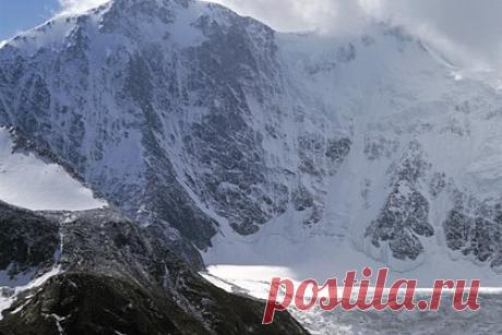 Выжившая при крушении вертолета Ми-8 на Алтае россиянка рассказала о случившемся. Россиянка Елена Левшукова, которая выжила при крушении вертолета Ми-8 на Алтае, рассказала о своем спасении. Ее слова публикует KP.RU. «Говорить и дышать практически не могу. Вероятно, обожгла горло дымом, сильный отек. Чудо, что оказалась жива. Сейчас получила дозу лекарств. Спать сильно хочется», — рассказала женщина