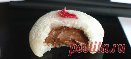 Моти рисовые пирожки. Рецепт Приготовление начинается с начинки: Вылить сливки в кастрюлю и поставить на огонь. Как только сливки закипят, добавить в них кусочки шоколада.