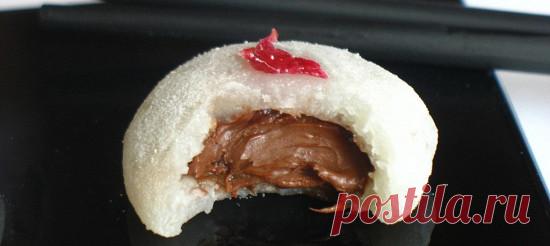 Моти рисовые пирожки. Рецепт Приготовление начинается с начинки: Вылить сливки в кастрюлю и поставить на огонь. Как только сливки закипят, добавить в них кусочки шоколада.