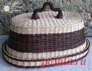 Хлебница из газетных трубочек. Мастер-класс
Роскошная и практичная хлебница из газетных трубочек. Она удивительна не только сама по себе, а и тем, что ее сделал мужчина!
Автор этого произведения Ričardas, проживающий в «Стране Мастеров».
Фото и текст автора:
1. Вот решил попробовать и овальную хлебницу… Длина-40 см, ширина-25 см, высота без ручки-16 см,
2. Конечно, способов плетения овального дна есть немало, но я начинаю вот так…
3. веревочкой…
4.
5. не получилось ровно…
6. начинаю на форме
