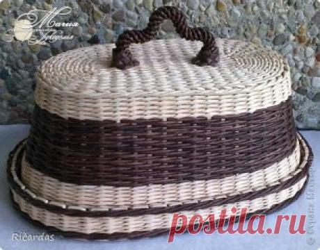 Хлебница из газетных трубочек. Мастер-класс
Роскошная и практичная хлебница из газетных трубочек. Она удивительна не только сама по себе, а и тем, что ее сделал мужчина!
Автор этого произведения Ričardas, проживающий в «Стране Мастеров».
Фото и текст автора:
1. Вот решил попробовать и овальную хлебницу… Длина-40 см, ширина-25 см, высота без ручки-16 см,
2. Конечно, способов плетения овального дна есть немало, но я начинаю вот так…
3. веревочкой…
4.
5. не получилось ровно…
6. начинаю на форме