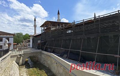 Едва спасли от разрушения. Как реставрируют Ханский дворец в Бахчисарае. В Ханском дворце в Бахчисарае впервые с XVI века — даты начала его строительства — проходит масштабная реставрация. Это единственный в мире образец крымско-татарского дворцового искусства, дошедший до нашего времени. Сейчас это Бахчисарайский историко-культурный и археологический музей-заповедник. Узнали, что нового готовятся открыть для посетителей сотрудники музея и какие тайны хранили стены и своды дворца