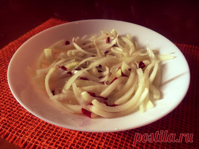 Мой фирменный «Маринованный лук» (идеальная закуска к шашлыку) В нашей большой семье есть одна добрая традиция. Каждый год в первую субботу июня мы собираемся у родителей на даче. Это отличный повод отдохнуть и пообщаться с дальними родственниками. И пока наши мужчины готовят мясо для шашлыка, я делаю свою фирменную закуску – маринованный лучок с перцем чили...