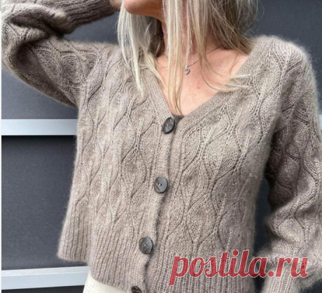 Оливковый кардиган с V-образным вырезом (Olive V-neck) от Pernille Larsen Размеры: XS (S, M, L, XL, 2XL, 3XL, 4XL)Размеры готового кардигана: в окр. груди: ок. 96 (101, 108, 115, 123, 130, 138, 144) см подходящие для окр. груди: 76-83 (84-91, 92-99, 100-107, 108-116, 117-127, 128-139, 140-149) см;Длина от плеча до нижнего края: ок. 52 (54, 55, 56, 60, 64, 65,...