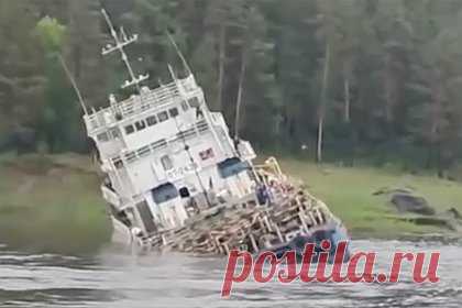 Тонущее на Енисее и спровоцировавшее режим ЧС судно сняли на видео