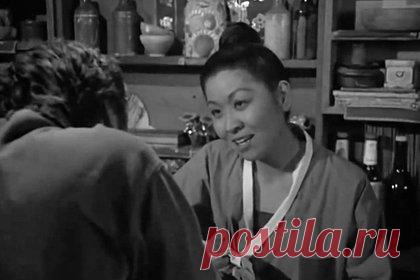 Умерла актриса из сериала «Чертова служба в госпитале МЭШ». Скончалась японско-американская актриса Эйлин Саки, наиболее известная по сериалу «Чертова служба в госпитале МЭШ». Артистка умерла в возрасте 79 лет. Причины и обстоятельства смерти женщины не раскрываются. Саки сыграла в телепроекте владелицу бара «У Розы», в который часто заходили сотрудники военного медучреждения.