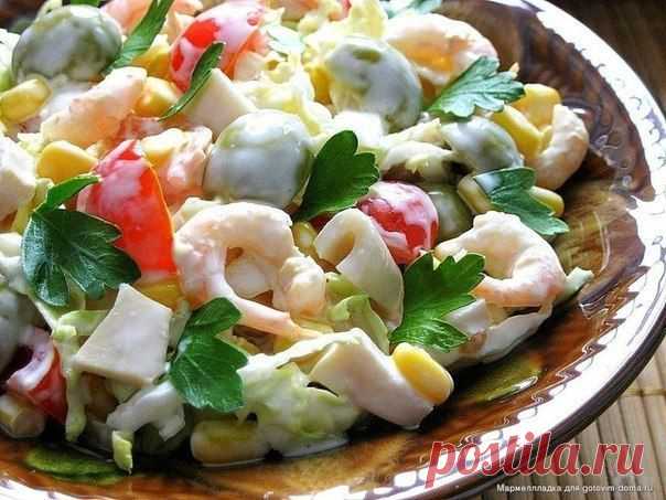 Салат с креветками, кальмарами, оливками и кукурузой | Готовим вместе