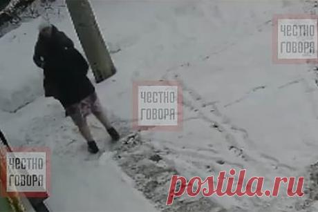 Драка трех российских пенсионерок попала на видео. В Уфе три пожилые женщины подрались во дворе дома на улице Сун-Ят-Сена и попали на видео. На записи видно, что сначала в конфликте участвуют две россиянки, но позже к ссоре подключается третья. Потасовка сопровождается громкой нецензурной лексикой. Причина случившегося пока неизвестна.