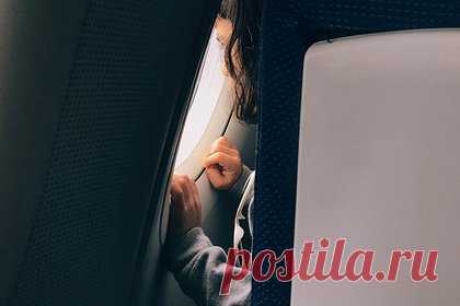 Стюардесса отобрала у ребенка еду в самолете, скрылась и разгневала его тетю. Стюардесса авиакомпании American Airlines отобрала еду у трехлетнего пассажира, скрылась в другой части самолета и угостила ею коллег. Поведение бортпроводницы разгневало тетю ребенка. В ответ на недовольство женщины член экипажа извинилась и заявила, что переживать не о чем, так как она вымыла руки.