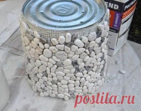 Декор цветочного горшка мозаикой из мелкого камня