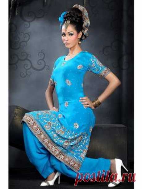 Blu abito di crepe жоржета, con maniche corte, decorato con ricami di seta arricciata filo di strass, perline, perle e пайетками_St