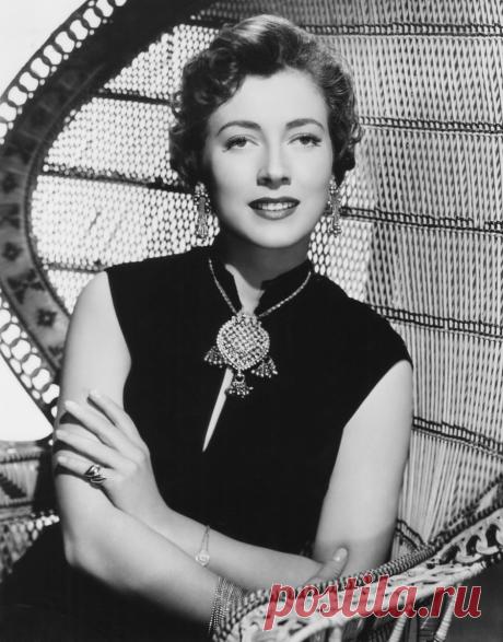 РИМ, 10 июля. /ТАСС/. Итальянская актриса Валентина Кортезе ушла из жизни в Милане в возрасте 96 лет, сообщает агентство ANSA... Несмотря на преклонный возраст, в 2017 году Кортезе приняла участие в создании фильма «Дива!» по мотивам собственной биографии, вышедшей в 2012 году. Картина была представлена на Венецианском кинофестивале вне конкурса. |  Валентина Кортезе в фильме «Малайя», 1949 год  |  Умерла 96-летняя итальянская кинодива Валентина Кортезе - Кино Mail.ru