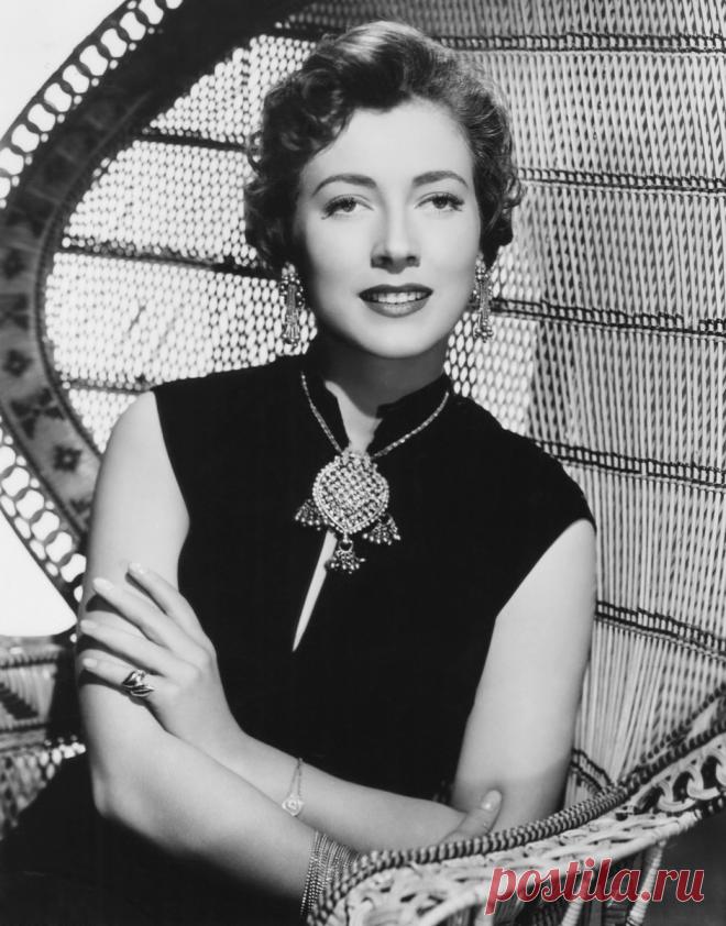 РИМ, 10 июля. /ТАСС/. Итальянская актриса Валентина Кортезе ушла из жизни в Милане в возрасте 96 лет, сообщает агентство ANSA... Несмотря на преклонный возраст, в 2017 году Кортезе приняла участие в создании фильма «Дива!» по мотивам собственной биографии, вышедшей в 2012 году. Картина была представлена на Венецианском кинофестивале вне конкурса. |  Валентина Кортезе в фильме «Малайя», 1949 год  |  Умерла 96-летняя итальянская кинодива Валентина Кортезе - Кино Mail.ru