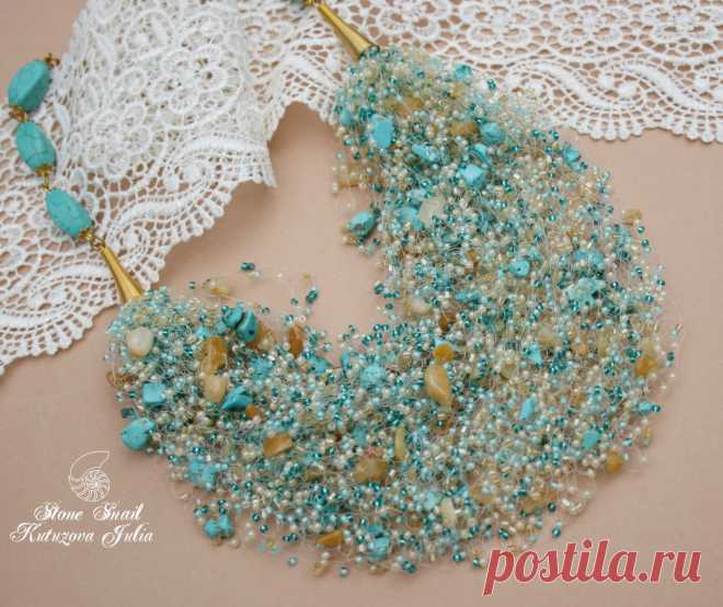 колье из чешского бисера и рубки. Использованы камешки бирюзы и кальцита
Длина около 50 см. Есть цепочка- удлинитель