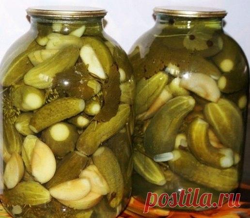 #Огурцы с яблоками маринованные

Для приготовления понадобится:

• Огурцы - 1,5-2 кг (в зависимости от размера);
• Яблоки (кислые) - 1-2 шт.;
• Чеснок - 3-4 зубчика;
• Укроп (зонтики) - 1-2 шт;.
• Лист вишни, смородины - горсть;
• Перец душистый горошком - 12 шт.;
• Гвоздика - 12 шт.;
• Лавровый лист - 4 шт.;
• Сахар - 5 ч.л.;
• Соль - 4 ч.л.;
• уксус - 2 ч.л.

Данное количество рассчитано на одну 3-литровую банку.

Приготовление: 

1. Чеснок нарезать дольками, зелень вымы...
